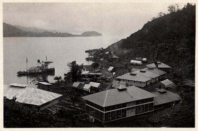 Zicht op een groep gebouwen nabij een groot waterlichaam tijdens de bouw van het Panamakanaal, 1912 of 1913 door Byron Company